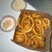 Curly Fries mit Mayo und Käsesoße  at Vegan Pirates by CloudEatery in Berlin