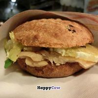 Seitan sandwich with slices of orange at Amore Mio Pizza in Florence