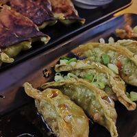 Hay dos tipos de gyozas veganas at Ramen Shifu in Reus