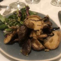 Shiitake-Pilze aus eigenem Anbau an Salat  at Die Weinstube Nachhaltig Geniessen in Zeltingen