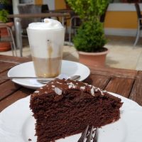 Chocolate cake and a latte with soy milk at Die Weinstube Nachhaltig Geniessen in Zeltingen