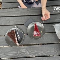 Kuchen auf einem Tisch draußen   at STAY - bleibdochnoch in Leipzig