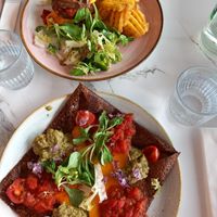 Vegan burger and vegan galette at Sweety Restaurant in Saint-marcel