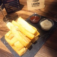 Yuca frita con veganesa y salsa anticuchana at Envero in Logrono