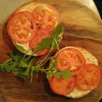 vegan bagel with cream cheese and tomato at Bagel in Mallorca