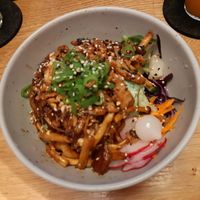 Klebreis "Instantshow" mit veganen Hühnchen und Pilzen at MẸ OI - Restaurant & Bar in Jena