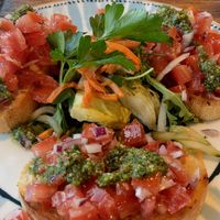 Bruschetta. Salat in der Mitte hat ein nicht veganes Dressing, lässt sich aber durch Essig und Öl ersetzen. Verwendetes Pesto ist vegan at Hafensänger in Dornum