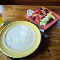 Plato de fruta y sopa misteriosa para el desayuno 😝 at The Grain Cafe in Los Angeles