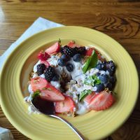 Tazón de granola seca con yogur, no aparece en el menú at The Grain Cafe in Los Angeles