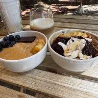 Oatmeal and açaí bowl with pumpkin spice latte   at Jardim Natural Food in Sao Miguel