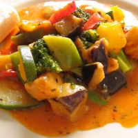 Ratatouille vegano, acompañado con pan francés.  at Govindas in Santa Marta