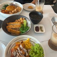 Von oben nach unten: Vegan fried chicken, Dry Yee Mee Katsu und Mushroom Kabaage Ricebowl  at Niàn Cafe in Langkawi