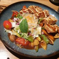 Dunkle Pilzsauce mit knuspriger "Ente" at NI-Vegan in Luebeck