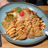 Dunkle Pilzsauce mit knusprigen Kräutersaitlingen at NI-Vegan in Luebeck