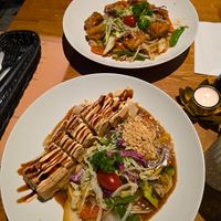 Vorne: Reis mit Pilzsoße, Gemüse und Tofu
Hinten: Gebratene Udon Nudeln mit Gemüse und Tofu at NI-Vegan in Luebeck