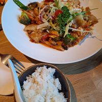 "Xao Xa Ot" = Gebratenes Gemüse + Kräutersaitling at NI-Vegan in Luebeck