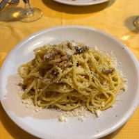 Carbonara vorne (nicht vegan), Pasta all‘arrabbiata hinten (vegan)  at Il Colibrì in Rome