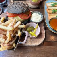 falafel burger, pommes, frühlingsrollen (alles vegan) at bonobo in The Hague