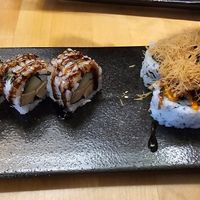 Links = Chickun Roll - 4pcs

Rechts = Crunchy Chickun - 4 pcs

Onderdeel van de meatlover box
 at NORI | Vegan Sushi - Wok in Rotterdam