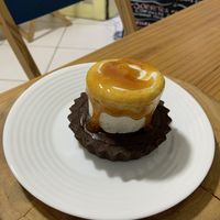 Tartalete sem glúten de chocolate 70% + sorvete de coco com lavanda + calda de laranja doce   at aroma ice in Salvador