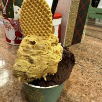 Medium size: Caramel Cookies and Dark Chocolate (all vegan! Yes, the waffle cookie too!) #Veganuary at Anita Gelato - Condado in San Juan