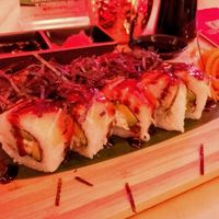 Queso crema, tempura y aguacate/zalmon,salsa anguila, alga nori at Godzu Cocina Asiática in Mexico City