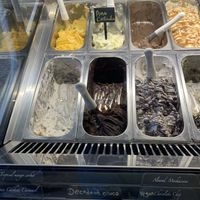 5 vegan flavours (very left, 2 on top, 3 on bottom)  at Isle of Gelato - Ella in Ella