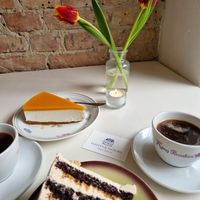 Erdnuss-Schoko-Karamell-Torte und Cheesecake Mango at Plants & Flours in Berlin