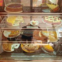 Gute Auswahl - leider etwas verspiegelt at Zeiten & Wunder in Bamberg