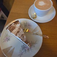 Applecake with cinnamon cream and cappuccino at Zeiten & Wunder in Bamberg