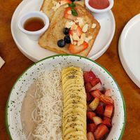Oat bowl et french toast at Smash in Medellin
