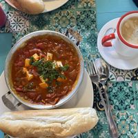 Shakshuka mit Tofu / Amerikano (Cappuccino & co mit Cocosmilch wären möglich)  at Mama Tia's in Nong Khiaw