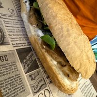 Gluten-free sandwich with vegan chicken at Berguna Gluten Free in Valencia