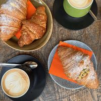 Brioches vegana quella senza zucchero a velo e cappuccino vegano in tazza nera   at STEAMPOWER in Padua