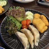 Vegane Nuggets, Gyoza und dazu vegane Saucen  at Kmonlos in Koh Kut