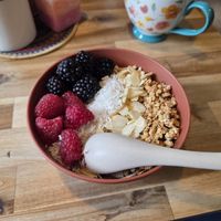 Athene smoothie bowl with fresh fruit instead of chocolate on top at Concept BALA in Quebec