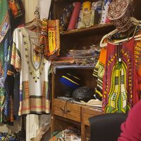 Artigos africanos expostos dentro do local at AfrikaSana in Buenos Aires