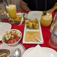 Plátanos fritos con salsa, cocktails, y una ensalada (la que está en la foto tiene carne desafortunadamente) at AfrikaSana in Buenos Aires