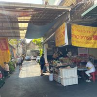 Outside, a true bangkok experience with seating on the left at Lee Jae Veg in Bangkok