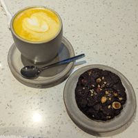 Golden milk latte y cookie de chocolate con avellanas at Nueza in Buenos Aires