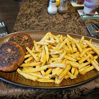 Vegane Frikadellen mit Pommes at Penelopeʼs Grill House in Fehmarn