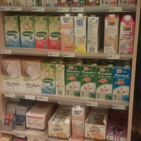 Variety of plant milks at Sunkost Gunerius in Oslo