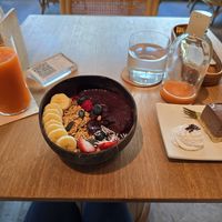 Acai Bowl und Schokoladenkuchen at Alchemy Tokyo -Azabudai Hills - アルケミー in Tokyo