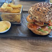 De vegan burger met onionrings en avocado  at Strandpaviljoen Faro Beach in De Cocksdorp
