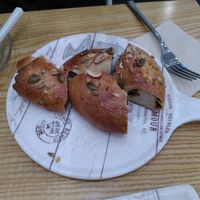 Cinnamon bagel at Rainbow Crust in Busan