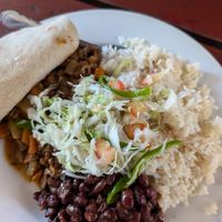 Rice, beans, soy meat, tortilla and salad at Comedor Pa' mi gente in Leon