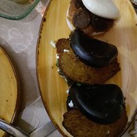 Black Bao con seitan moruno y White Bao con morcilla vegana at La Villa de Dolly & Parton in Algeciras