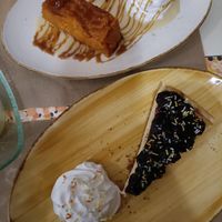 Brownie blonde de batata con crema de chocolate blanco y tarta de queso horneada con mermelada de frutos rojos at La Villa de Dolly & Parton in Algeciras