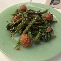 Beans en tomatoes with tahini and sesame hemp seeds  at F LIFE  in Veldhoven