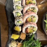 sushi box con 4 futomaki, 4 maki cetriolo e avocado, 2 nigiri ( uno con tofu simil anguilla e uno con daikon) e 2 gunkan con alghe wakame   at Banyi Japanese Dining in Dublin